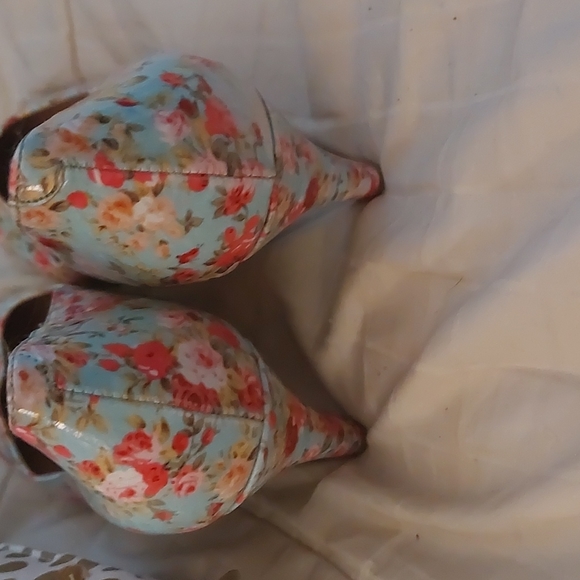 ZigiSoho Floral Patterned Heels, Size 10 - Picture 4 of 4